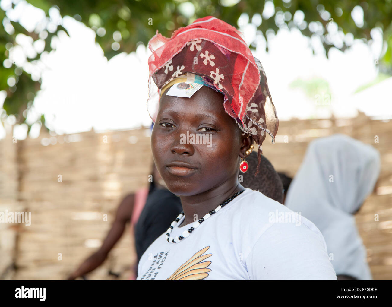 Gabu, Guinea Bissau - 15 Maggio 2014: ritratto di un non ben identificato bella ragazza africana. Scene di quotidiana da zone rurali la Guinea Bissau Foto Stock