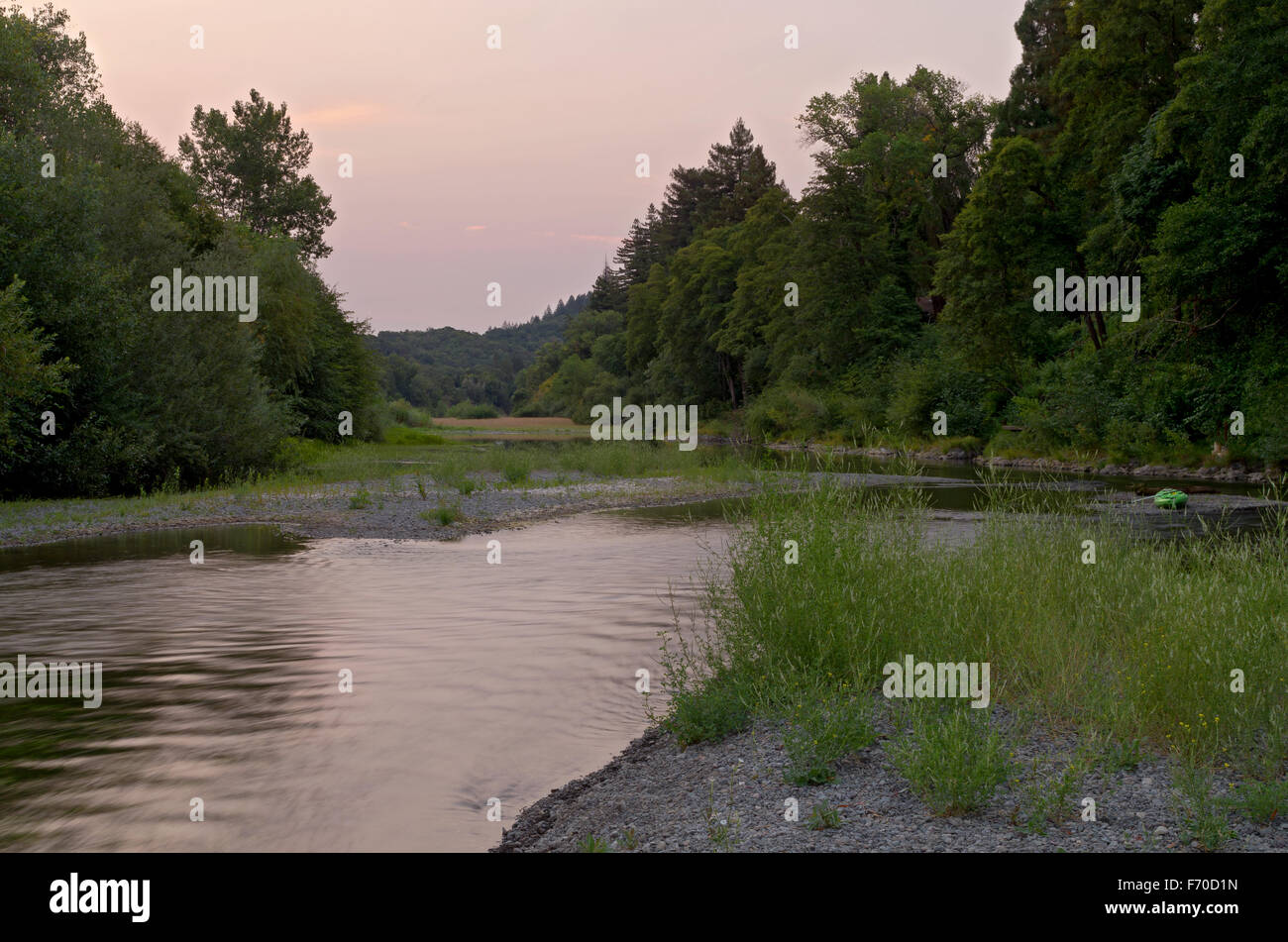 Fiume russo avvolgimento attraverso il bosco fuori healdsburg california Foto Stock