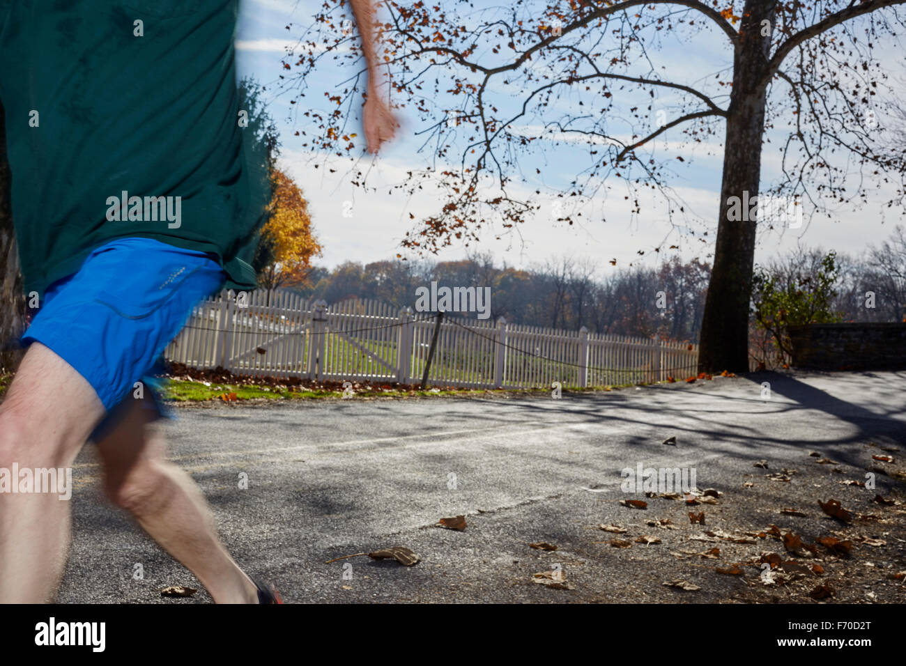 Uomo che corre lungo una strada di campagna, a Lancaster, Pennsylvania, STATI UNITI D'AMERICA Foto Stock