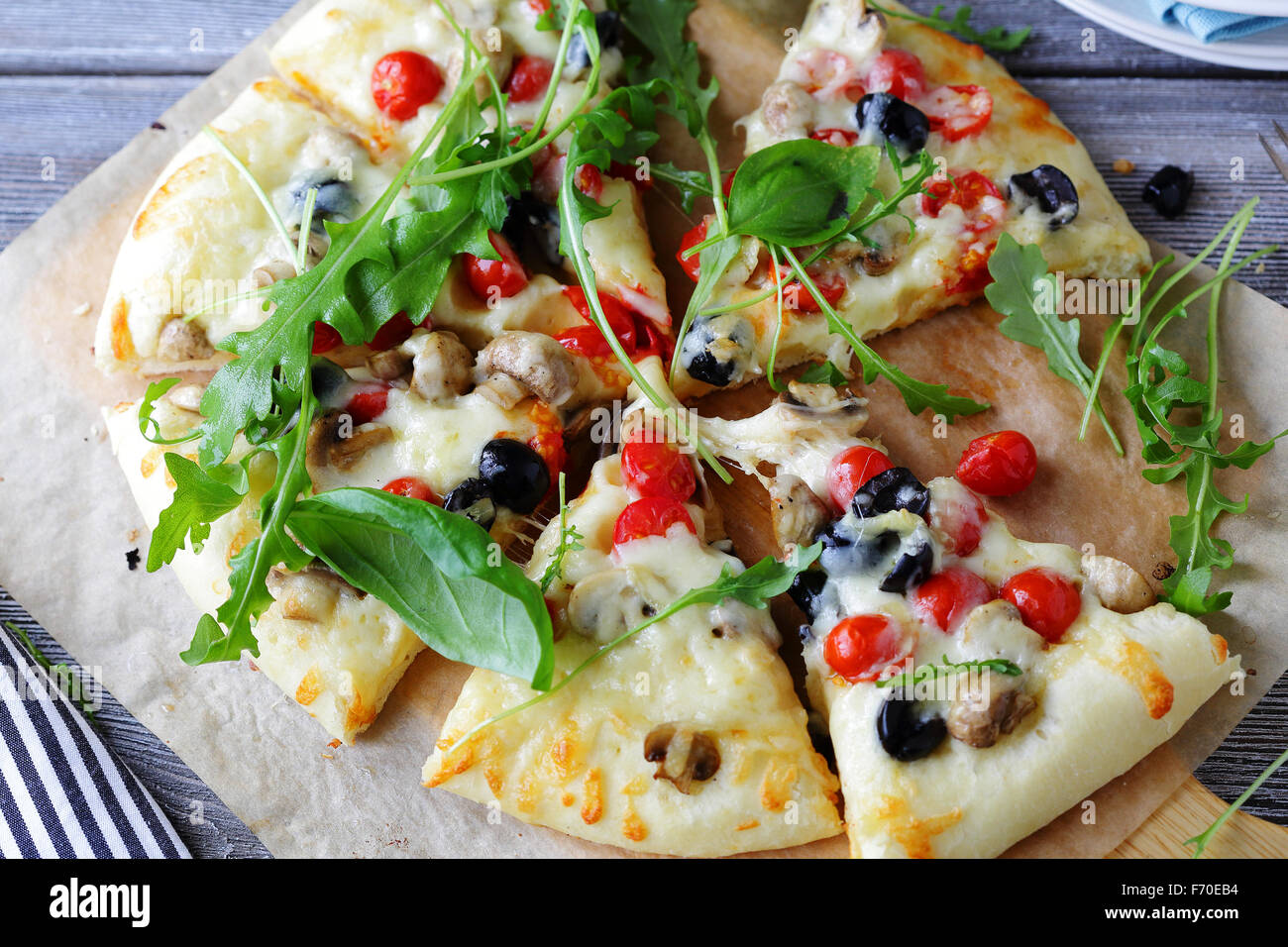 Pizza calda con funghi ed erbe aromatiche Foto Stock