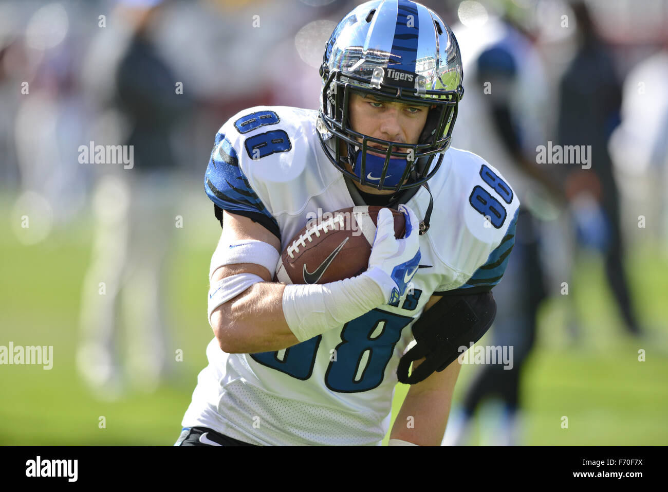 Philadelphia, Pennsylvania, USA. Xxi Nov, 2015. Memphis Tigers wide receiver ha richiamato il vescovo (88) corre con la palla durante il pregame trapani prima della American Athletic Conference del gioco del calcio presso il Lincoln Financial Field. I gufi battere le tigri 31-12. © Ken Inness/ZUMA filo/Alamy Live News Foto Stock