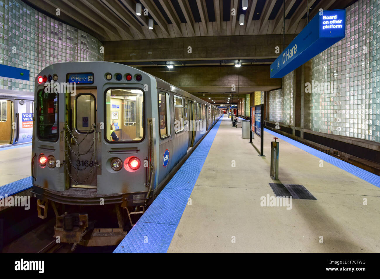 Chicago - 8 Settembre 2015: La stazione della metropolitana che conduce all'Aeroporto O'Hare di Chicago. Foto Stock