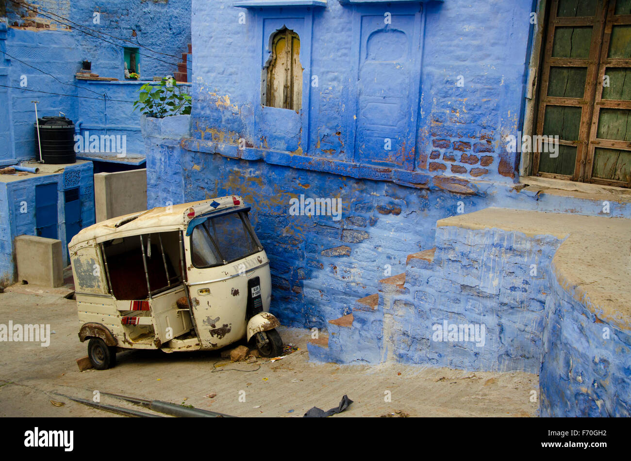 Auto rickshaw davanti casa blu, Jodhpur, Rajasthan, India, Asia Foto Stock