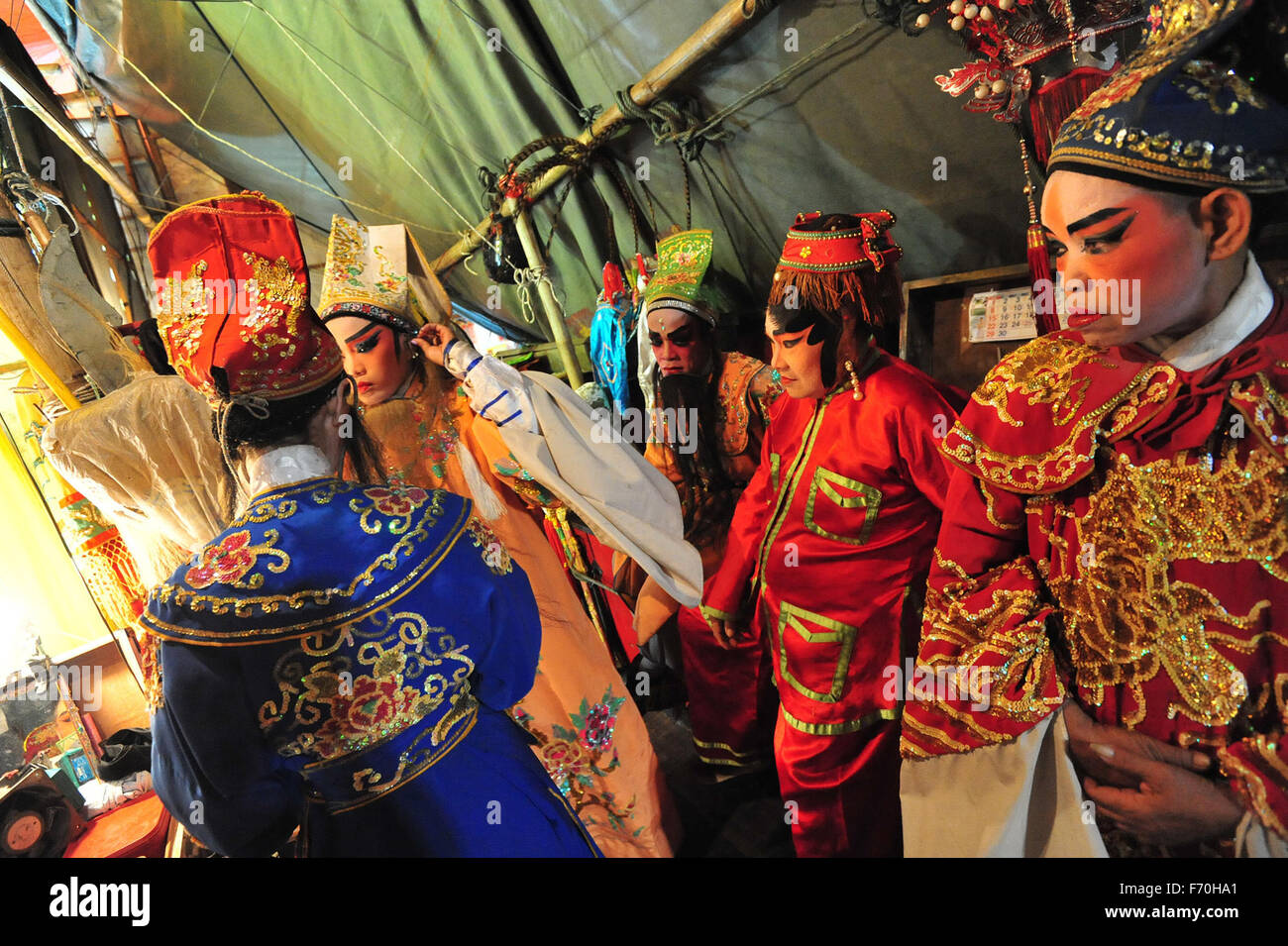 Bangkok, Tailandia. 22 Novembre, 2015. Gli attori di attendere presso il backstage prima di un opera cinese mostra a Bangkok, Thailandia, nov. 22, 2015. © Rachen Sageamsak/Xinhua/Alamy Live News Foto Stock