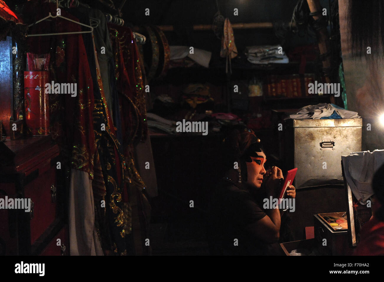 Bangkok, Tailandia. 22 Novembre, 2015. Un attore mette sul make-up presso il backstage prima di un opera cinese mostra a Bangkok, Thailandia, nov. 22, 2015. © Rachen Sageamsak/Xinhua/Alamy Live News Foto Stock