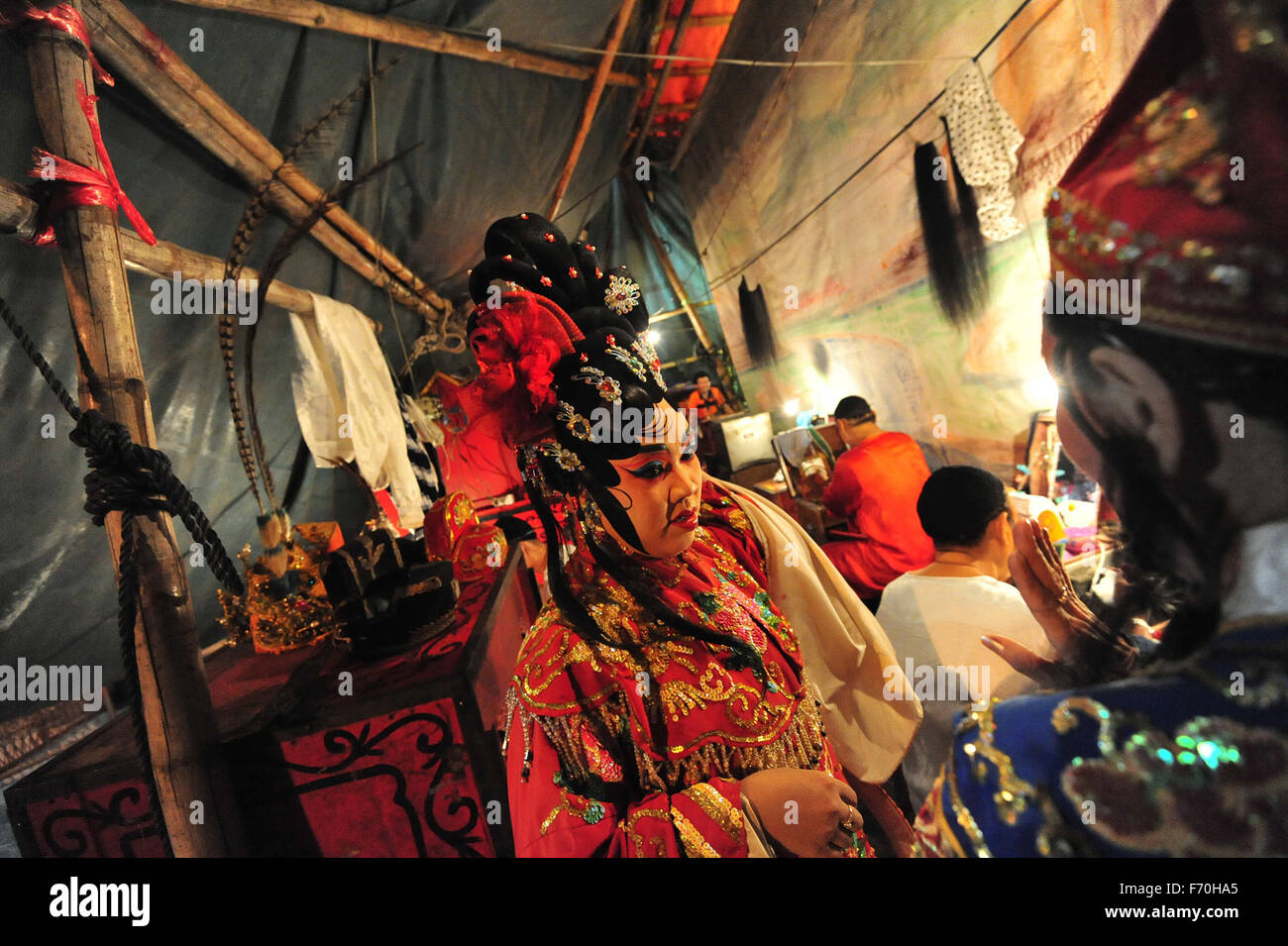 Bangkok, Tailandia. 22 Novembre, 2015. Un attore attende al dietro le quinte prima di un opera cinese mostra a Bangkok, Thailandia, nov. 22, 2015. © Rachen Sageamsak/Xinhua/Alamy Live News Foto Stock