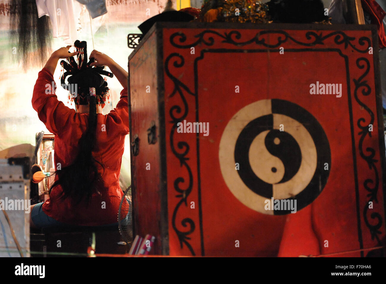 Bangkok, Tailandia. 22 Novembre, 2015. Un attore mette sul make-up presso il backstage prima di un opera cinese mostra a Bangkok, Thailandia, nov. 22, 2015. © Rachen Sageamsak/Xinhua/Alamy Live News Foto Stock