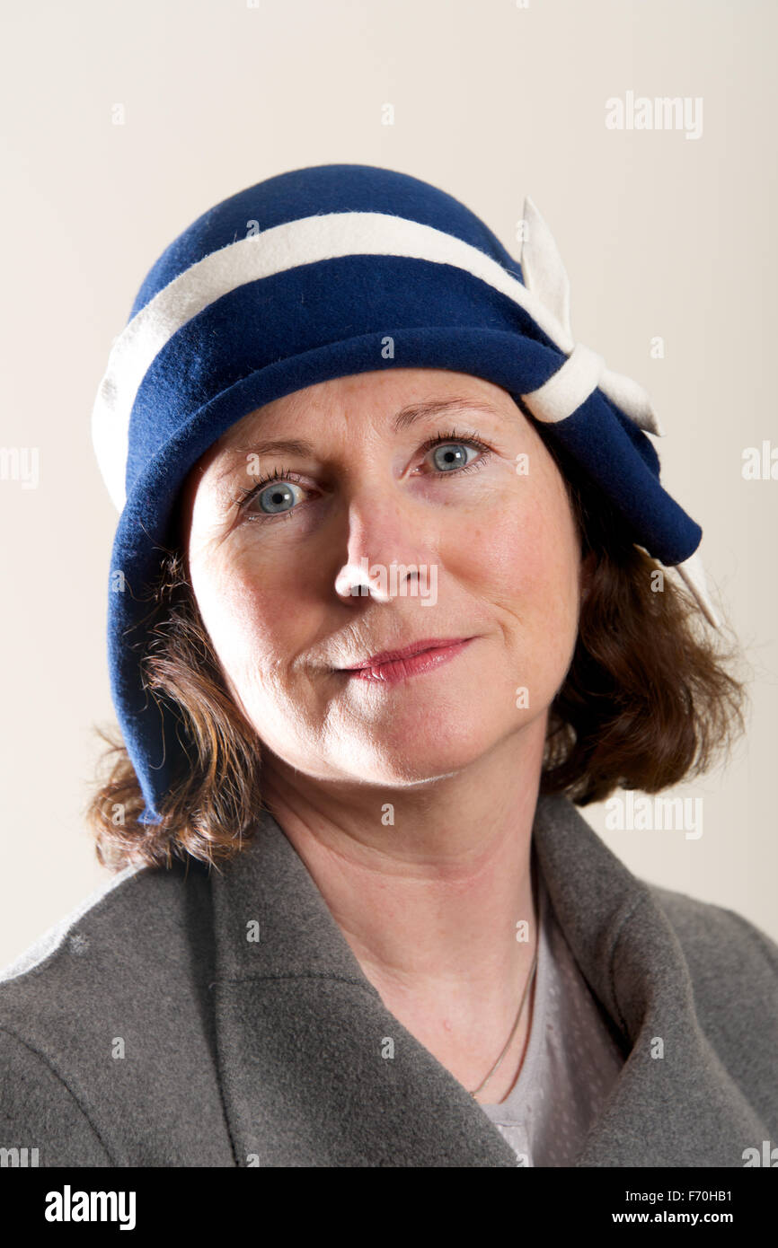 Bruna in blu e bianco cloche hat Foto Stock