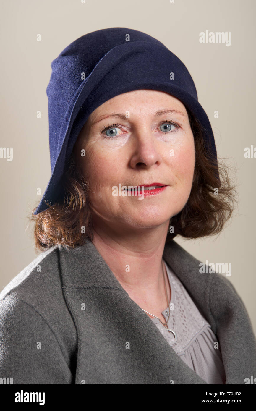 Bruna in blu cloche hat e giacca Foto Stock