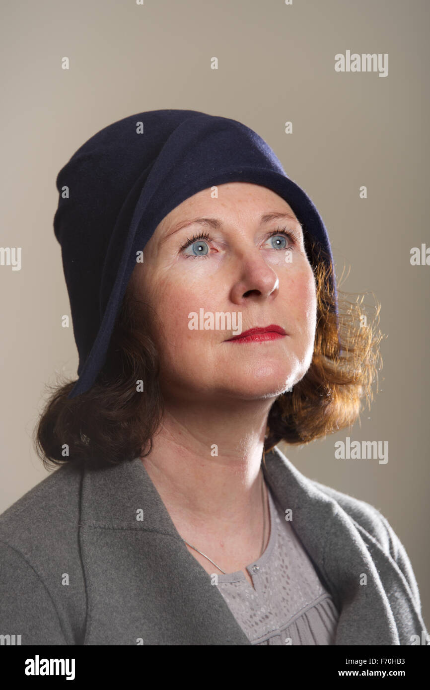 Bruna in blu cloche hat cercando Foto Stock