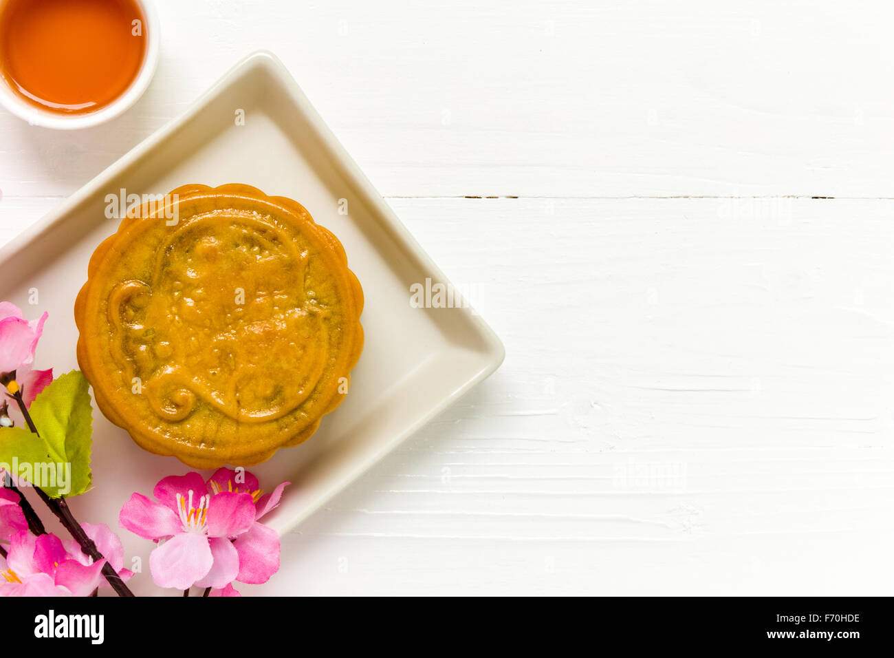 Cinese tradizionale mooncake mangiato con tè caldo per i vostri momenti di relax. Foto Stock
