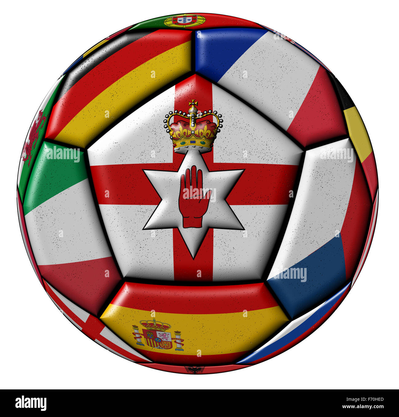 Pallone da calcio su uno sfondo bianco con bandiere di paesi europei - la bandiera dell'Irlanda nel centro Foto Stock