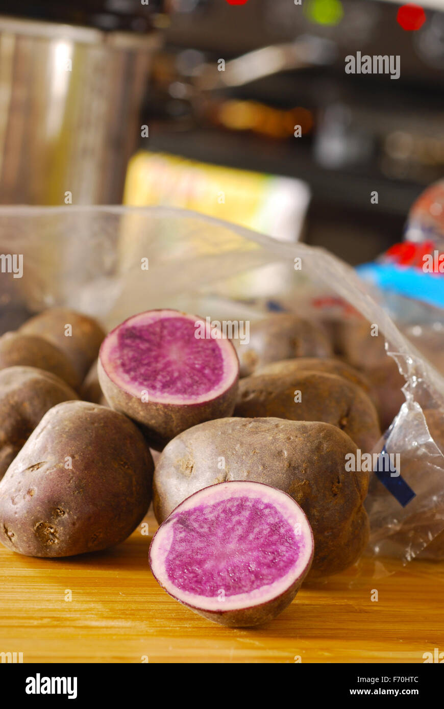 Freschi patate blu in sacco di plastica in cucina Foto Stock