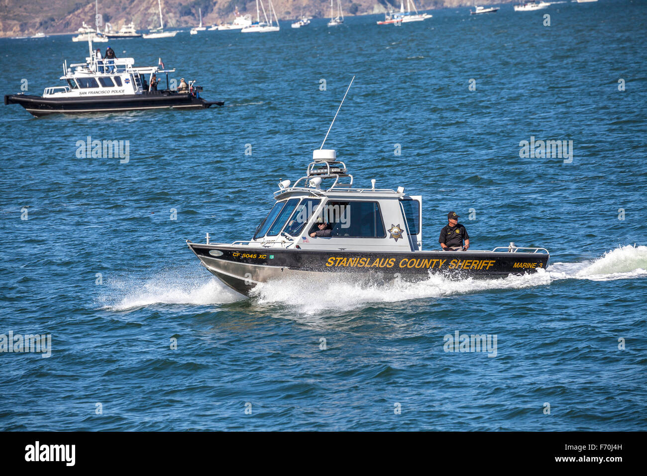Stanislao sceriffo della contea la barca di salvataggio di pattugliamento per la Baia di San Francisco durante la settimana della flotta, San Francisco, California, Stati Uniti d'America Foto Stock