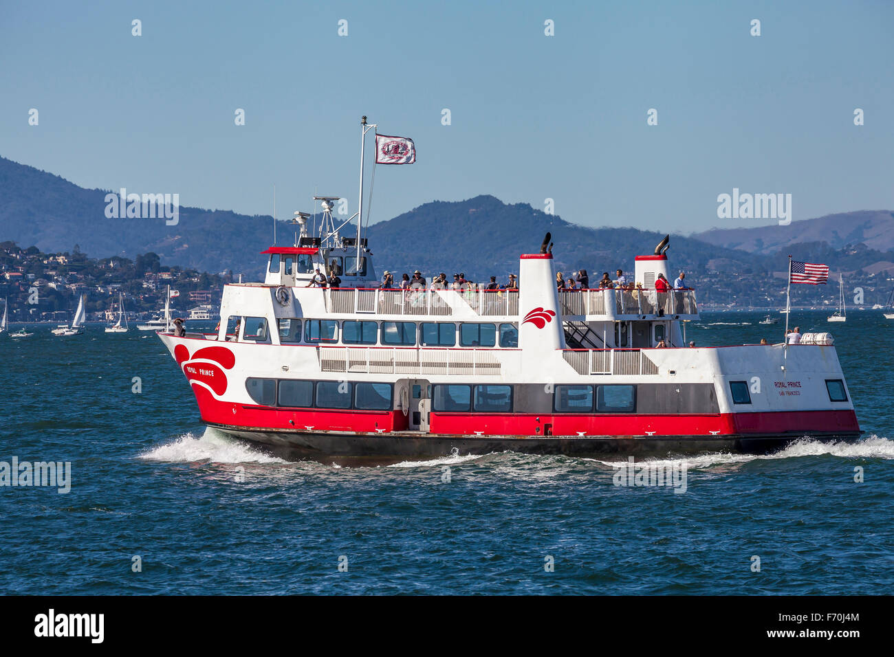 Il rosso e bianco Traghetto trasporto passeggeri in tutta la baia di San Francisco, San Francisco, California, Stati Uniti d'America Foto Stock
