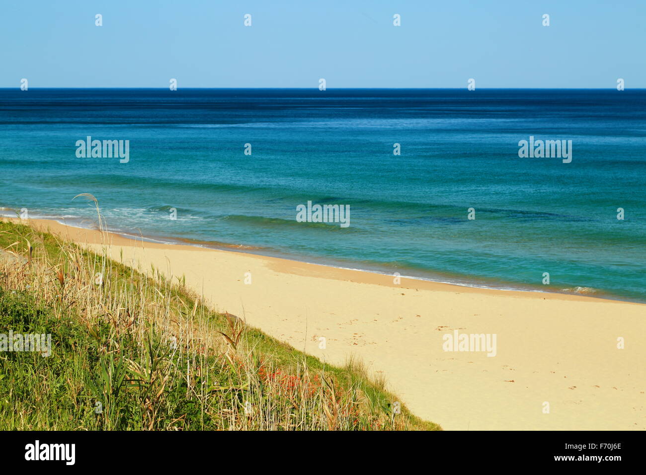 Un rinfrescante oceano tranquillo su una splendida e tranquilla estate-come giorno a Scarborough, NSW, Australia. Foto Stock