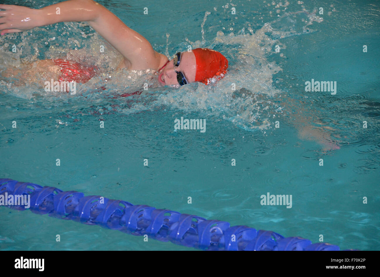 Nuotatore in una nuotata soddisfare Foto Stock