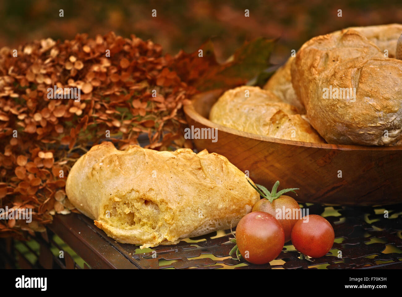 In casa artigiano del pane di pasta acida in impostazione di autunno Foto Stock