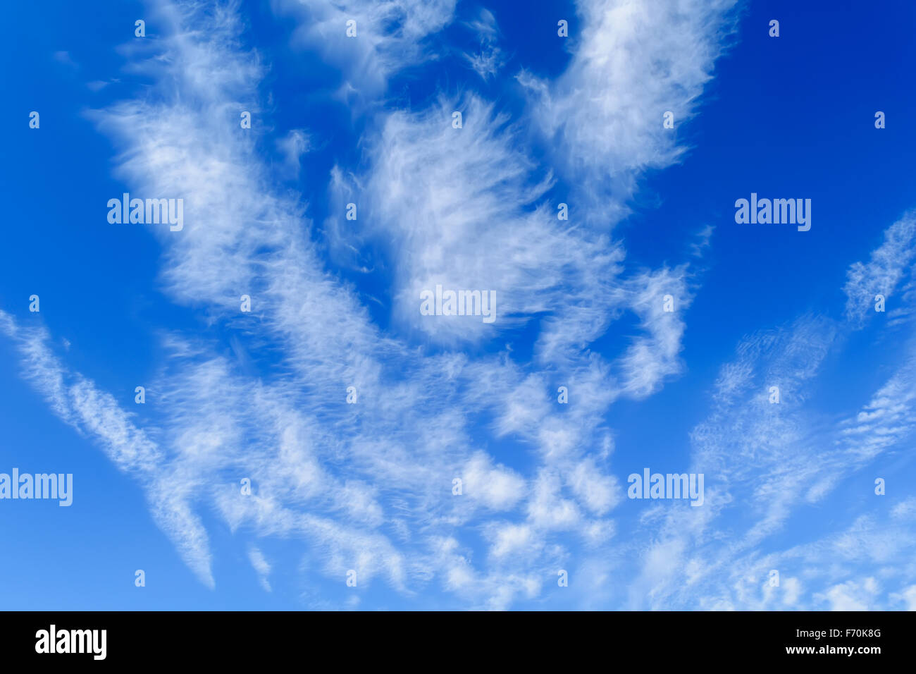 Receding cirrus nuvole nel cielo blu Foto Stock