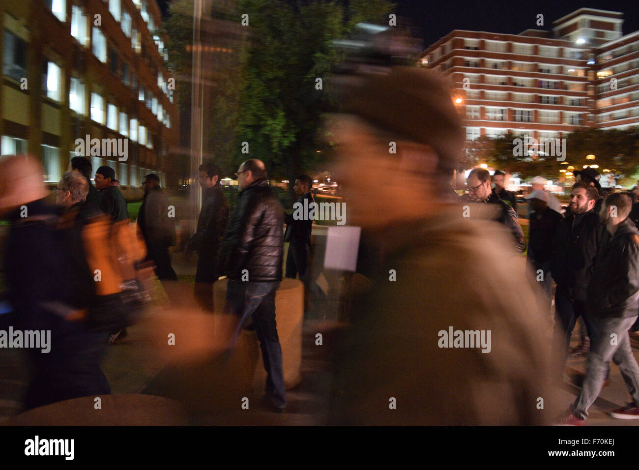 Dallas, Texas, Stati Uniti d'America. 22 Novembre, 2015. Manifestanti LGBT la raccolta a Dallas sede della polizia nel centro di Dallas per rally contro la mancanza di protezione di polizia in Oak Lawn area di Dallas, una maggioranza comunità LGBT. Credito: Brian T. Humek/Alamy Live News Foto Stock