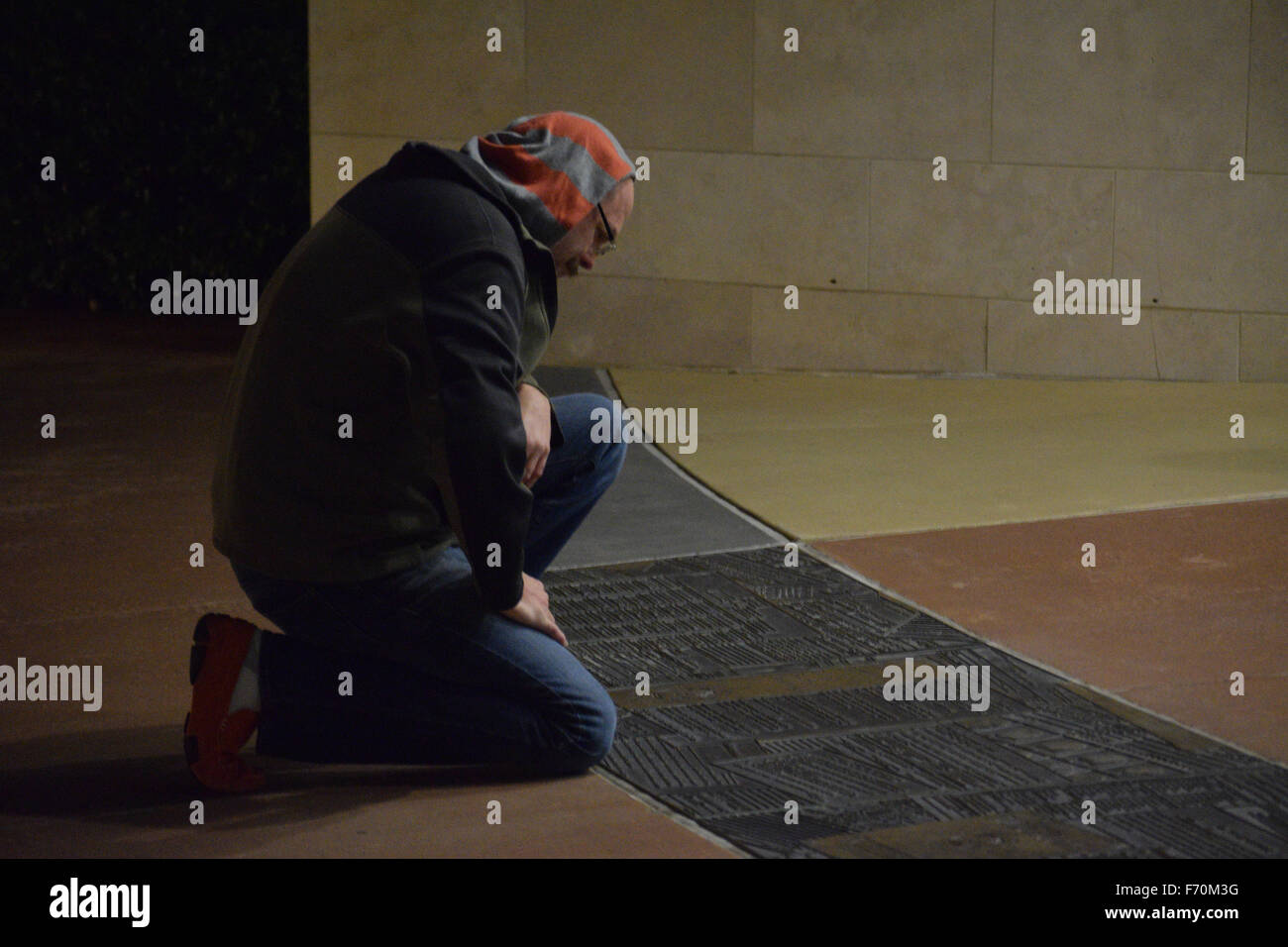 Dallas, Texas, Stati Uniti d'America. 22 Novembre, 2015. L'uomo inginocchiarsi durante il tempo della preghiera a LGBT protestano a Dallas questura dove gli attivisti LGBT raccolse per avere più la protezione della polizia dopo quindici membri della loro comunità sono stati ferocemente attaccato su un periodo di due mesi. Gli aggressori sono ancora alla grande. Credito: Brian T. Humek/Alamy Live News Foto Stock