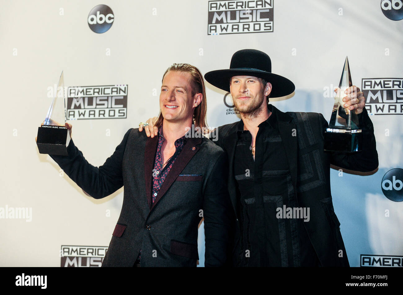 Los Angeles, Stati Uniti d'America. 22 Novembre, 2015. Tyler Hubbard (L) e Brian Kelley della Florida Georgia posa della linea con il loro premio per il Duo preferito o un gruppo - il paese durante il 2015 American Music Awards presso Microsoft Theatre di Los Angeles, California, Stati Uniti, nov. 22, 2015. Credito: Zhang Chaoqun/Xinhua/Alamy Live News Foto Stock