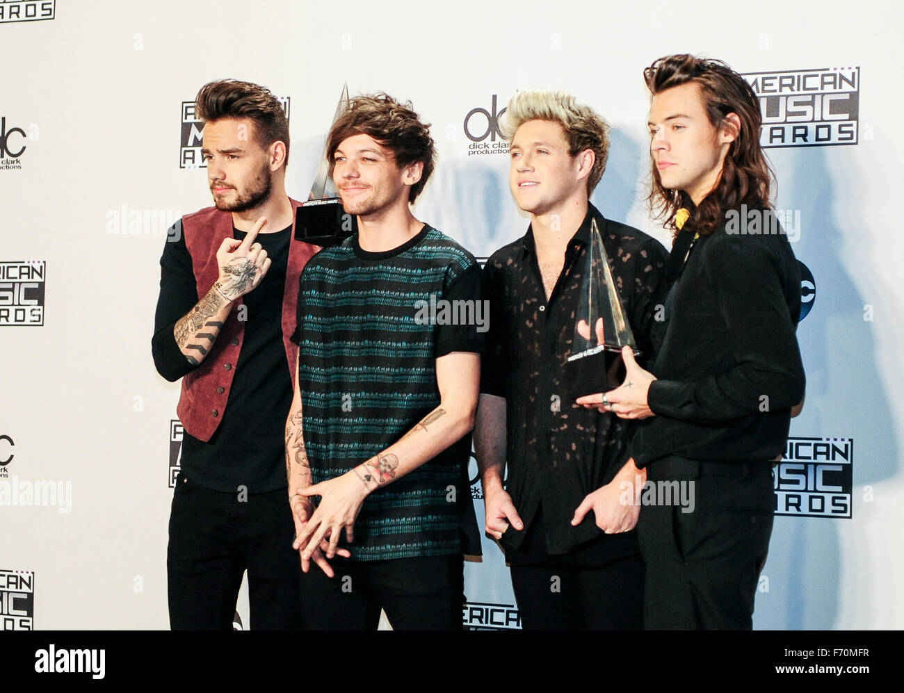 Los Angeles, Stati Uniti d'America. 22 Novembre, 2015. Una direzione posano con il loro premio per artista dell'anno e Favorite Pop/Rock Duo o un gruppo durante il 2015 American Music Awards presso Microsoft Theatre di Los Angeles, California, Stati Uniti, nov. 22, 2015. Credito: Zhang Chaoqun/Xinhua/Alamy Live News Foto Stock