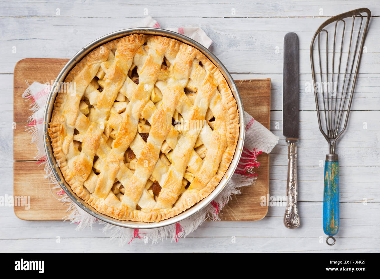 In casa olandese torta di Apple su un tavolo rustico. Fotografato direttamente dall'alto. Foto Stock