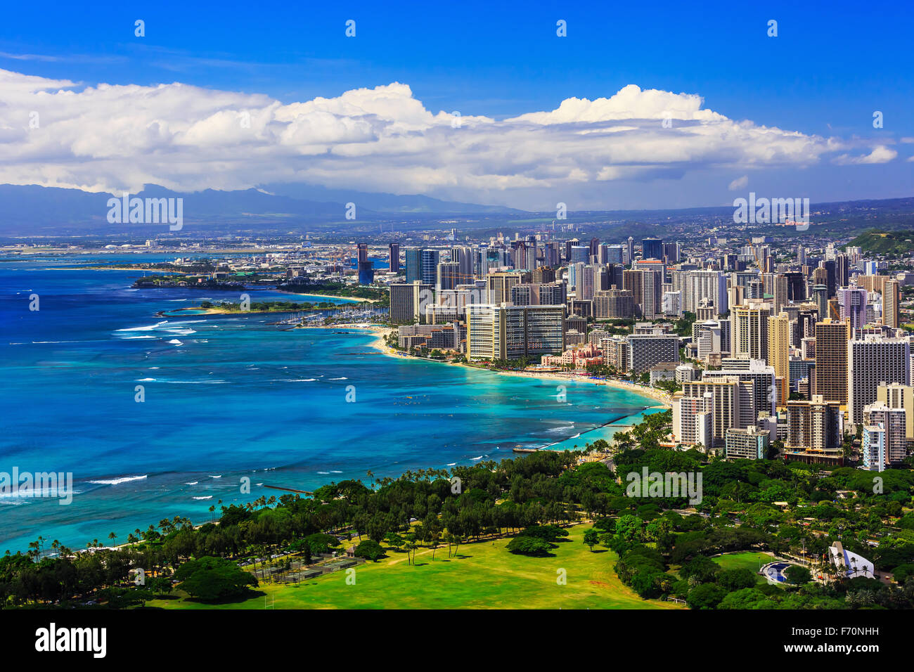 Skyline di Honolulu, Hawaii e la zona circostante compresi gli alberghi e gli edifici su Waikiki Beach Foto Stock
