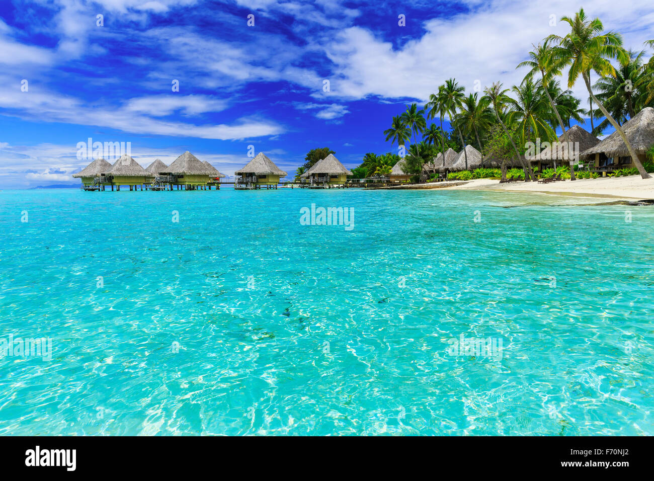 Bungalow sull'acqua di lusso resort tropicale, isola di Bora Bora, vicino a Tahiti, Polinesia francese, oceano pacifico Foto Stock