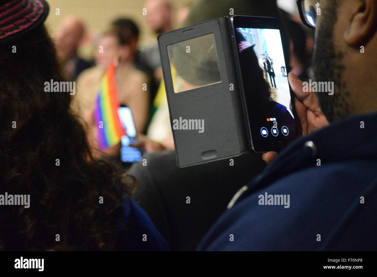Dallas, Texas, Stati Uniti d'America. 22 Novembre, 2015. Protester filmare un altoparlante con il suo telefono cellulare in un rally LGBT fuori sede della polizia a Dallas, TX domenica sera. Credito: Brian T. Humek/Alamy Live News Foto Stock
