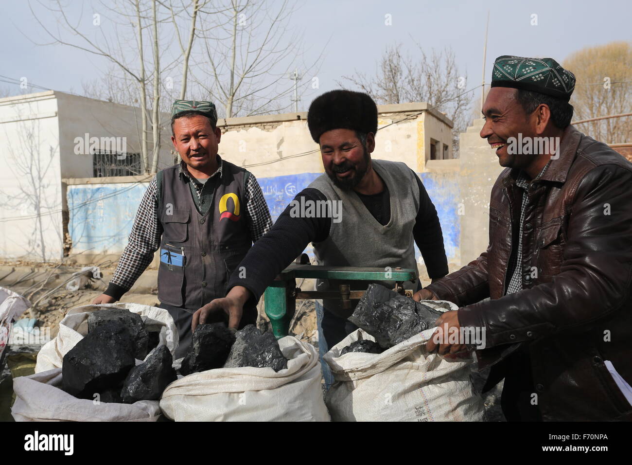 Pishan cinese Xinjiang Uygur Regione autonoma. Xxi Nov, 2015. Gli abitanti di un villaggio di ottenere braci nel Pixina township di Pishan County, a nord-ovest della Cina di Xinjiang Uygur Regione autonoma, nov. 21, 2015. Pixina Township era l area più colpita da un terremoto nel mese di luglio. Il 6,5-grandezza quake tremò Pishan County, abitata prevalentemente da persone di etnia Uygur, il 3 luglio e a sinistra tre morti e 263 altri feriti. © Xu Xiaolong/Xinhua/Alamy Live News Foto Stock