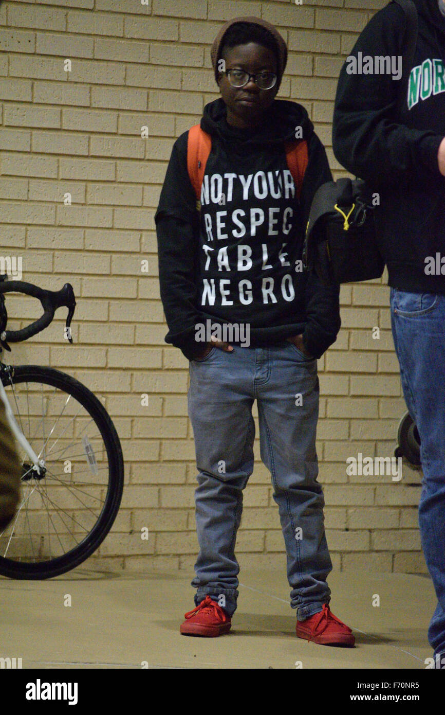 Dallas, Texas, Stati Uniti d'America. 22 Novembre, 2015. Un intersexual mostrando solidarietà con la comunità LGBT essere partecipando a una manifestazione di protesta a Dallas questura. Credito: Brian T. Humek/Alamy Live News Foto Stock