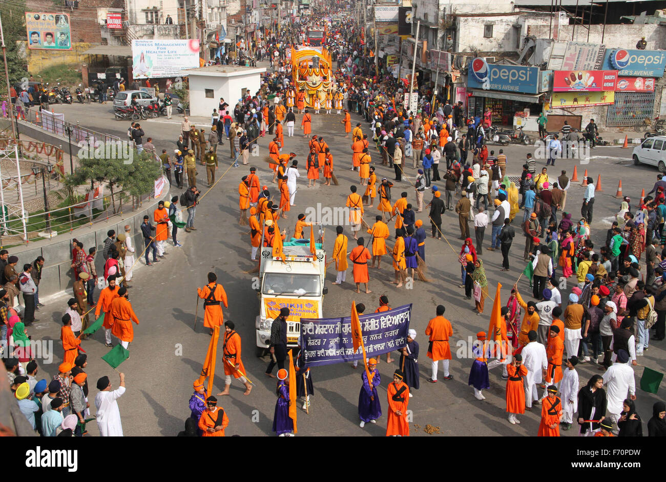 Jammu. 23 Novembre, 2015. La religione sikh devoti estrarre una processione precedendo il 547th anniversario di nascita del Guru Nanak Dev Ji in Jammu lunedì. Credito: Raina Raman/Alamy Live News Foto Stock