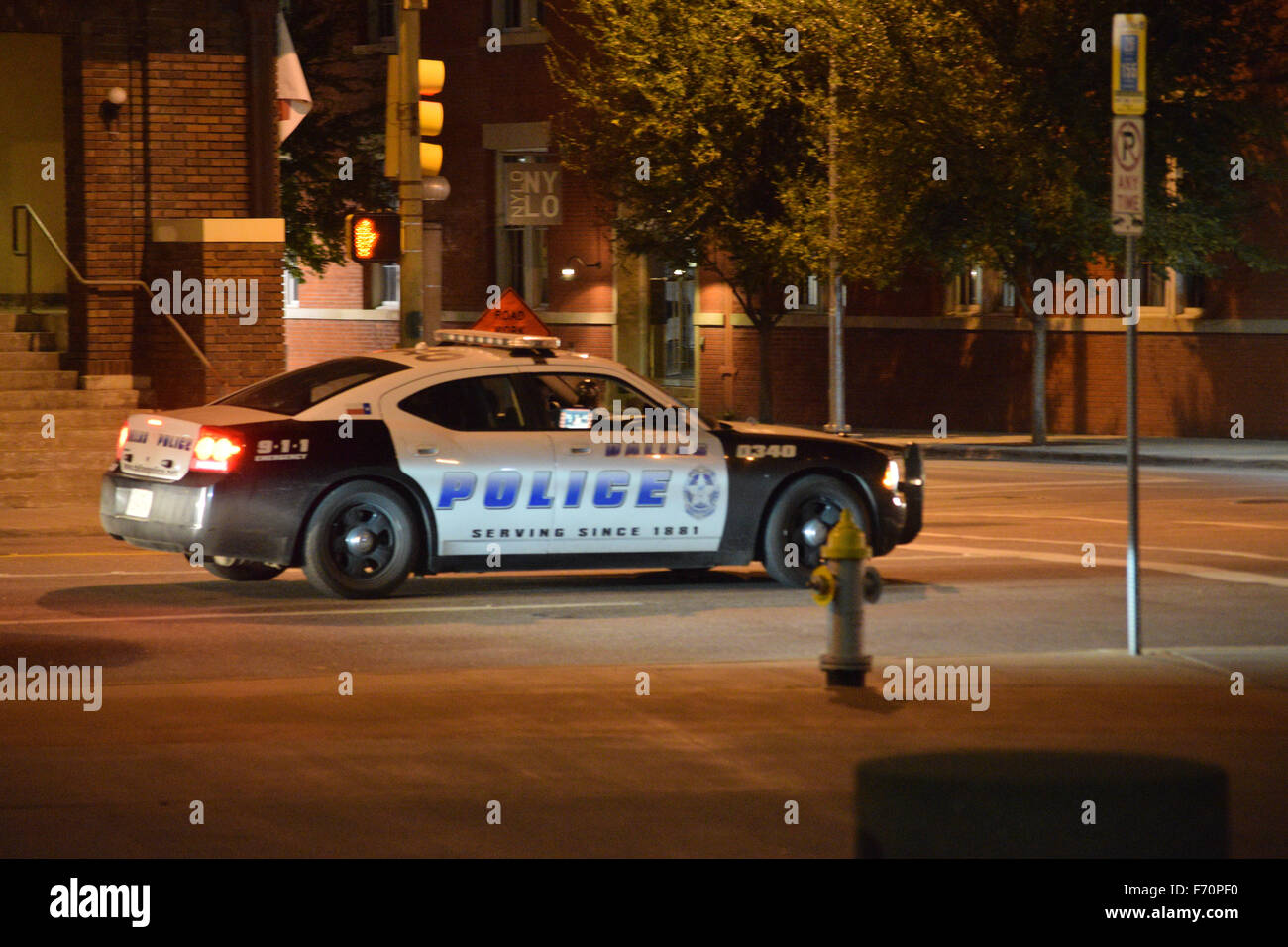 Dallas, Texas, Stati Uniti d'America. 22 Novembre, 2015. Con poco si preoccupano della violenza a una protesta LGBT nella parte anteriore del quartier generale di polizia, questo passaggio di auto della polizia a Lamar Street è stato il solo membro del Dallas forza di polizia che è comparso durante l'evento. Credito: Brian T. Humek/Alamy Live News Foto Stock