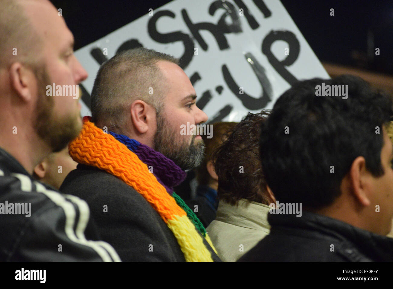 Dallas, Texas, Stati Uniti d'America. 22 Novembre, 2015. Uomo con arcobaleno sciarpa colorata in una fredda notte di protesta di fronte al Dallas questura. Credito: Brian T. Humek/Alamy Live News Foto Stock