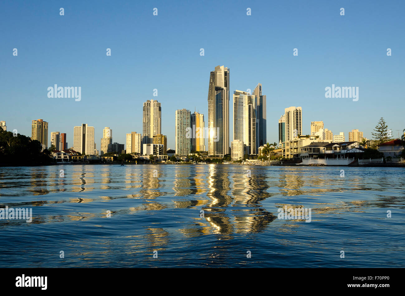 Appartamento torri riflessa nel canal, Surfers Paradise, Gold Coast, Queensland, Australia Foto Stock