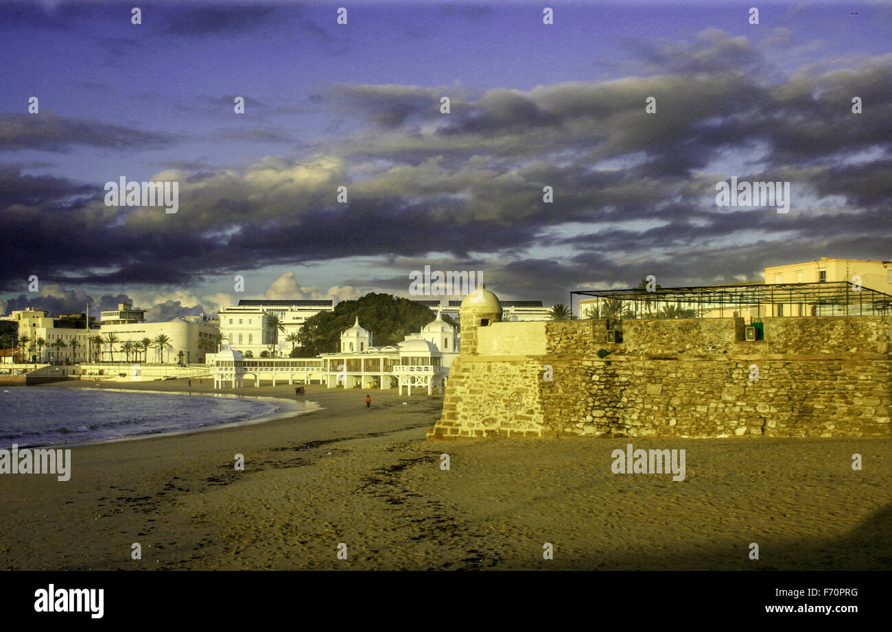 Tramonto sulla spiaggia Caleta, Cadiz, Spagna Foto Stock