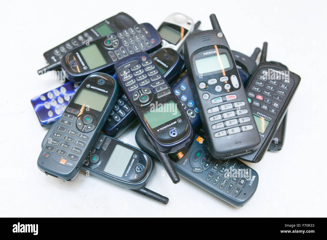 Pila di vecchi telefoni cellulari in attesa di essere riciclato, Foto Stock