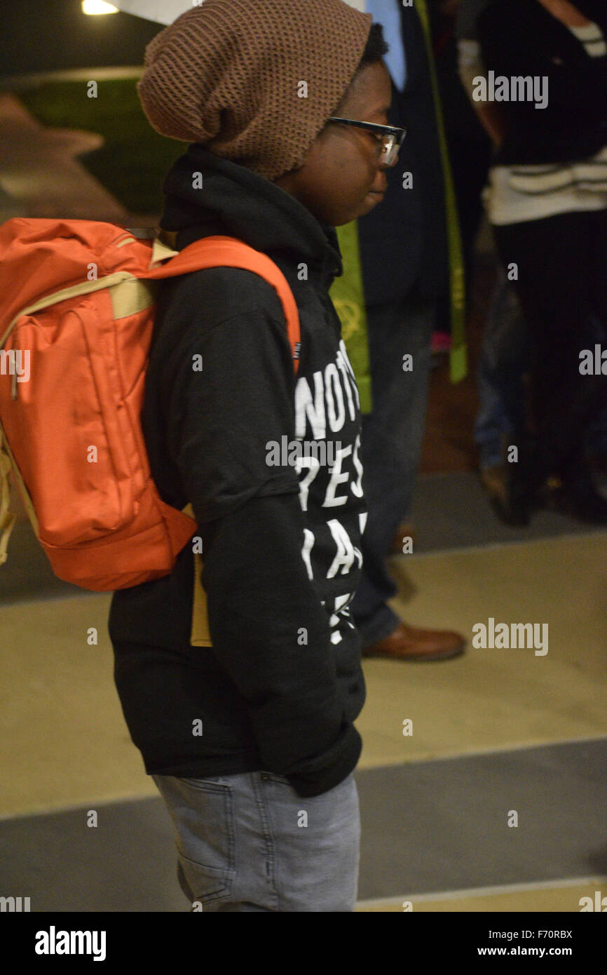 Dallas, Texas, Stati Uniti d'America. 22 Novembre, 2015. Un intersexual mostrando solidarietà con la comunità LGBT essere partecipando a una manifestazione di protesta a Dallas questura. Credito: Brian T. Humek/Alamy Live News Foto Stock