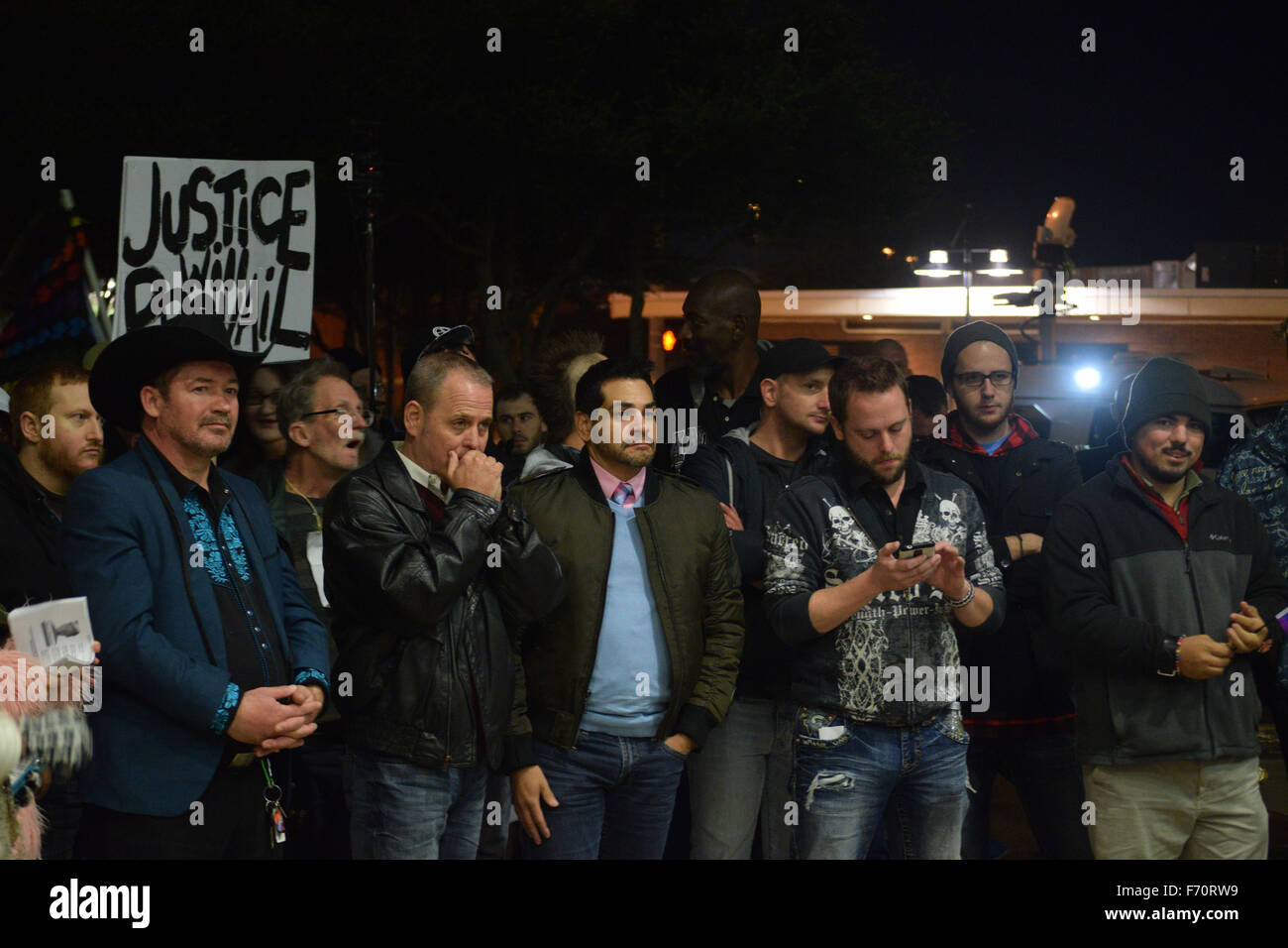 Dallas, Texas, Stati Uniti d'America. 22 Novembre, 2015. In una fredda notte, manifestanti radunati fuori Dallas questura di rally contro la mancanza di protezione di polizia in Oak Lawn quartiere dove ci sono state 15 attacchi e rapine nei confronti di membri della comunità LGBT negli ultimi due mesi. Credito: Brian T. Humek/Alamy Live News Foto Stock