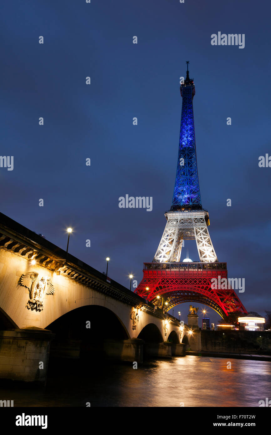 Torre Eiffel con i colori della Francia dopo gli attentati del 13 novembre 2015, Parigi, Ile-de-France, Francia Foto Stock