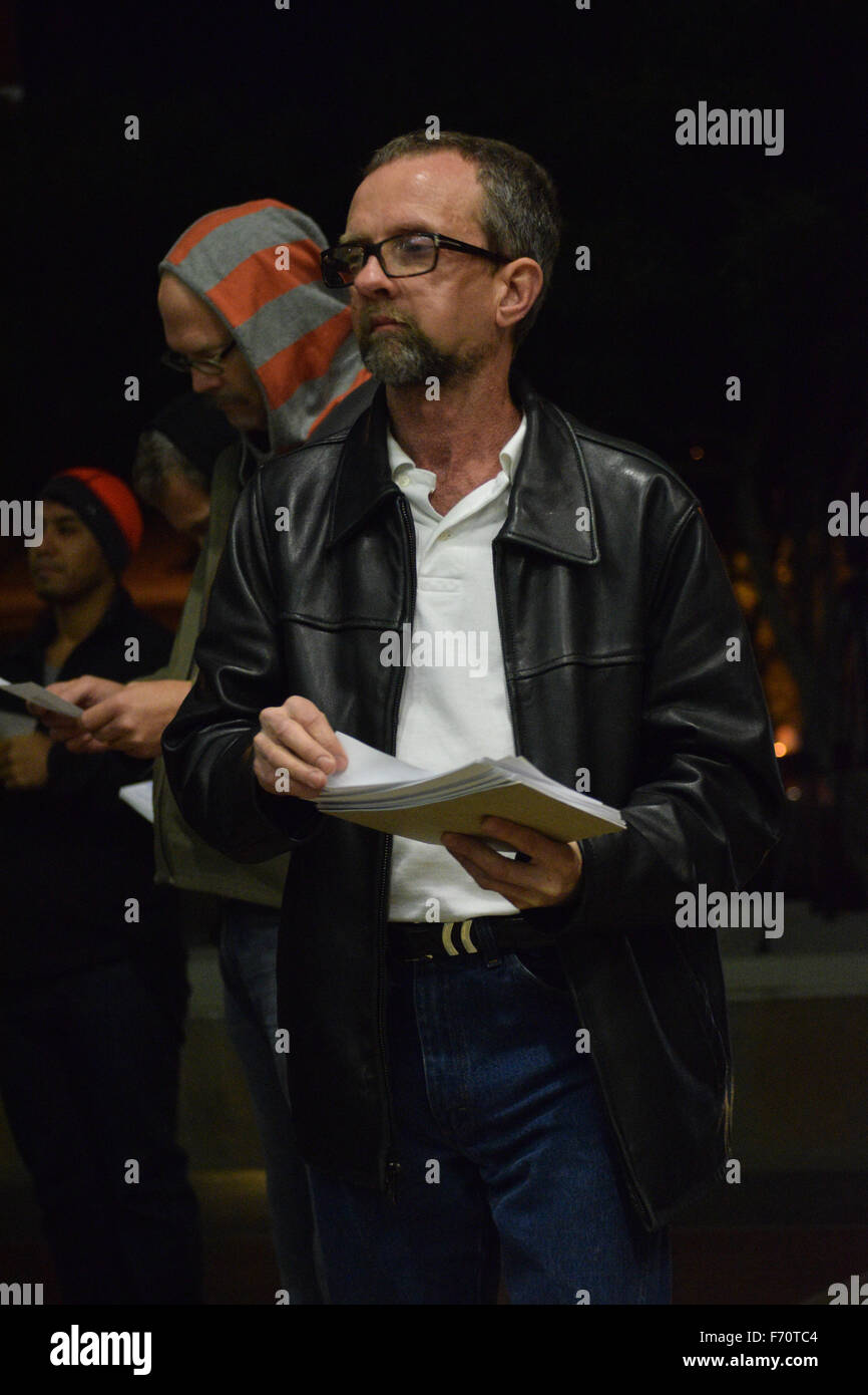 Dallas, Texas, Stati Uniti d'America. 22 Novembre, 2015. L'uomo distribuendo volantini al rally di LGBT nella parte anteriore del Dallas questura domenica notte. Credito: Brian T. Humek/Alamy Live News Foto Stock