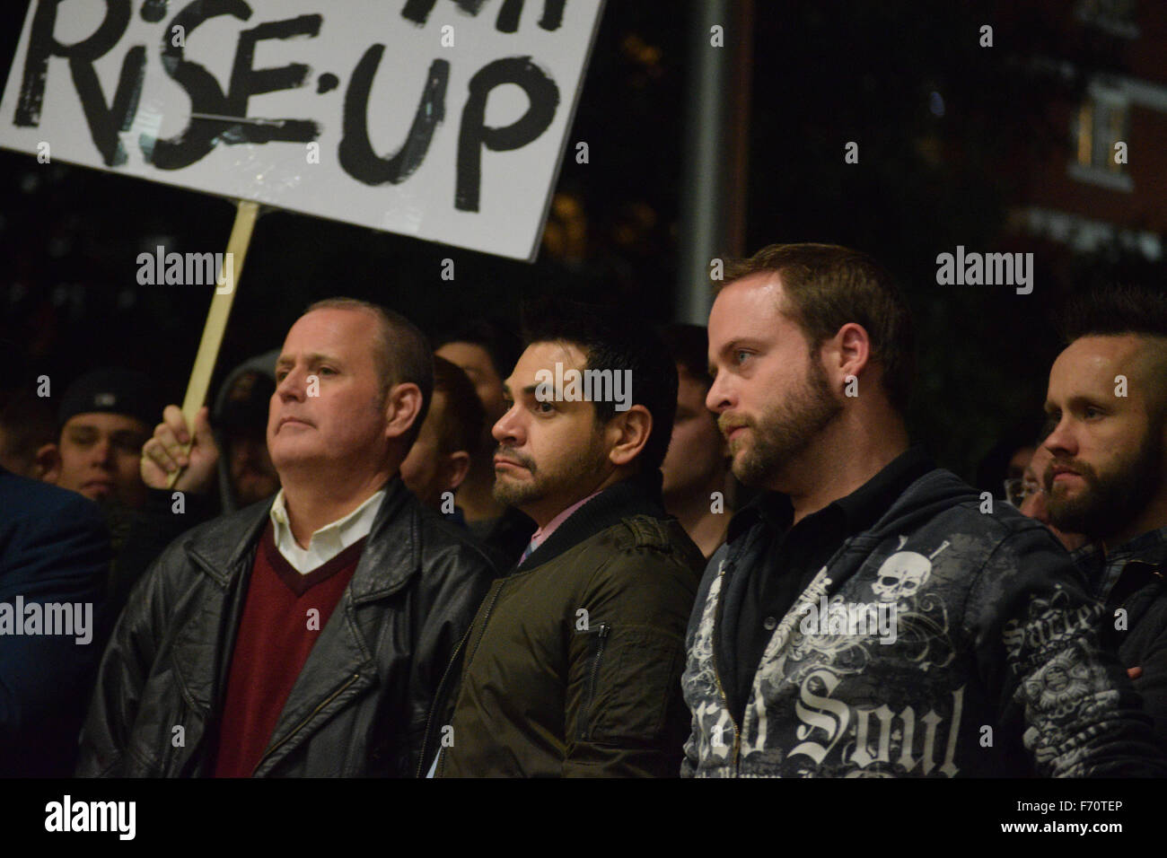 Dallas, Texas, Stati Uniti d'America. 22 Novembre, 2015. Tre manifestanti ascolto di un altoparlante al rally di LGBT al di fuori della città di Dallas questura domenica notte. Credito: Brian T. Humek/Alamy Live News Foto Stock