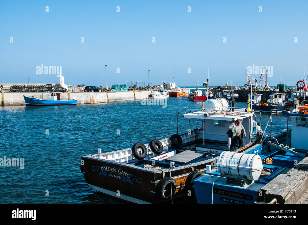 Parcheggio la barca in porto sicuro dopo una dura giornata di pesca Ray Boswell Foto Stock