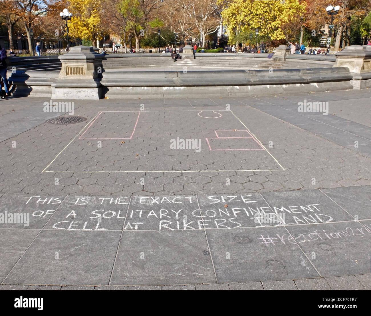 Una protesta di sleale condizioni carcerarie a Rikers Island disegnato in Chalk a Washington Square Park in Greenwich Village. Foto Stock