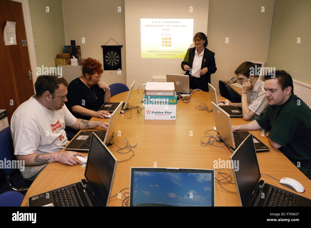 Un gruppo di persone coinvolte in lavoratori Associazione Educativa Computer workshop di formazione, Foto Stock