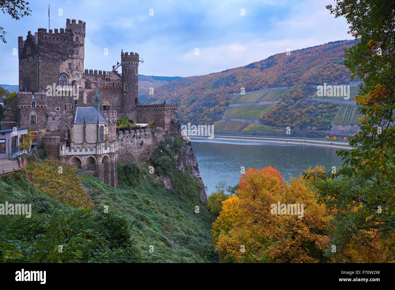 Castello Rheinstein sul Reno vicino Trechtinghausen,Valle del Reno superiore e centrale,Patrimonio mondiale UNESCO,Germania Foto Stock