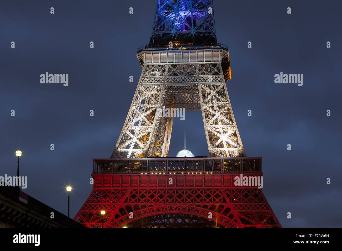 Torre Eiffel con i colori della Francia dopo gli attentati del 13 novembre 2015, Parigi, Ile-de-France, Francia Foto Stock