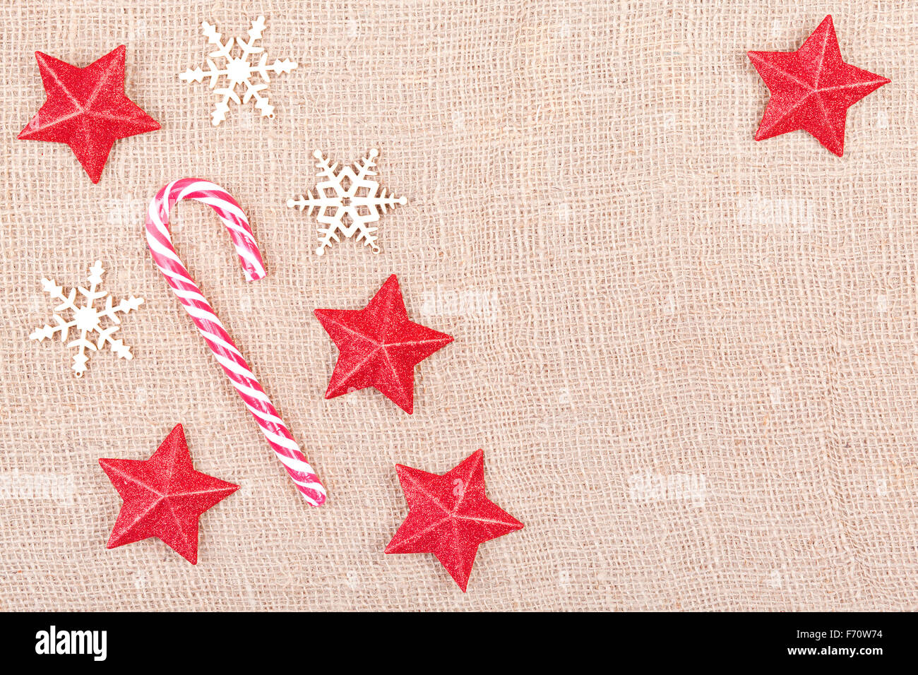 Le decorazioni di Natale sul tessuto di iuta, spazio per il testo. Foto Stock